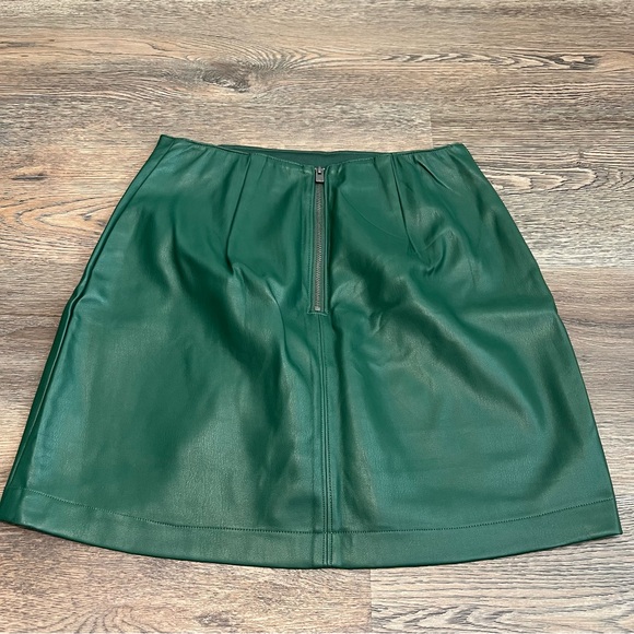 Hollister Green Faux Leather Mini Skirt Size Small - Picture 3 of 6